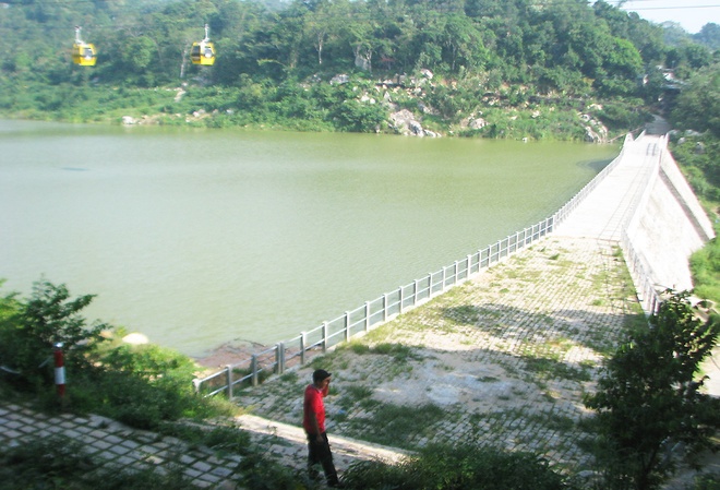 An[-]Giang:[-]Đập[-]nước[-]trên[-]núi[-]Cấm[-]bị[-]xì,[-]hàng[-]nghìn[-]dân[-]hoang[-]mang